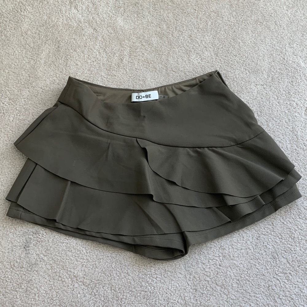 DO+BE olive green ruffle skort